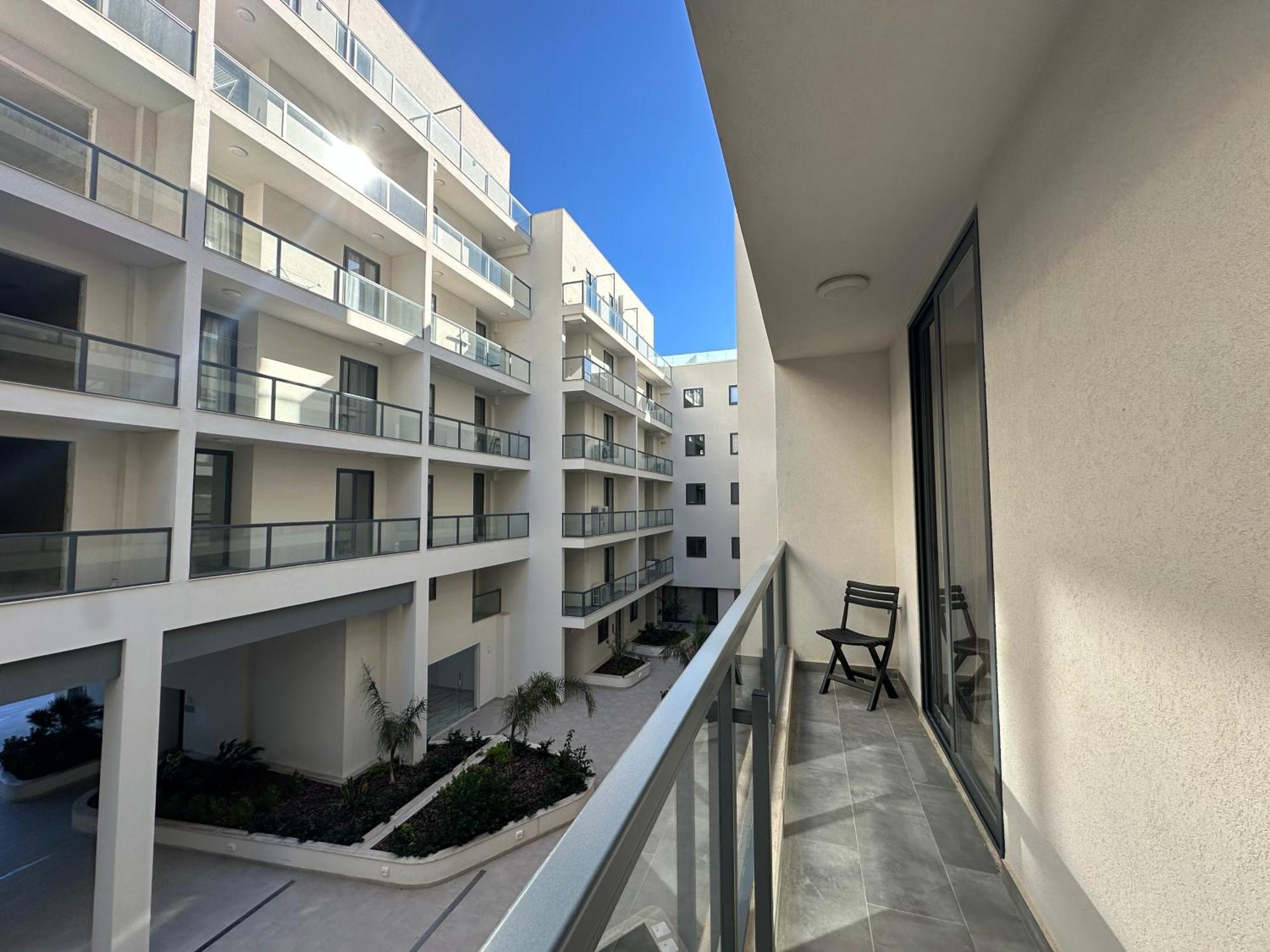 New, Airy And Spacious Apartment In 멜리에하 외부 사진